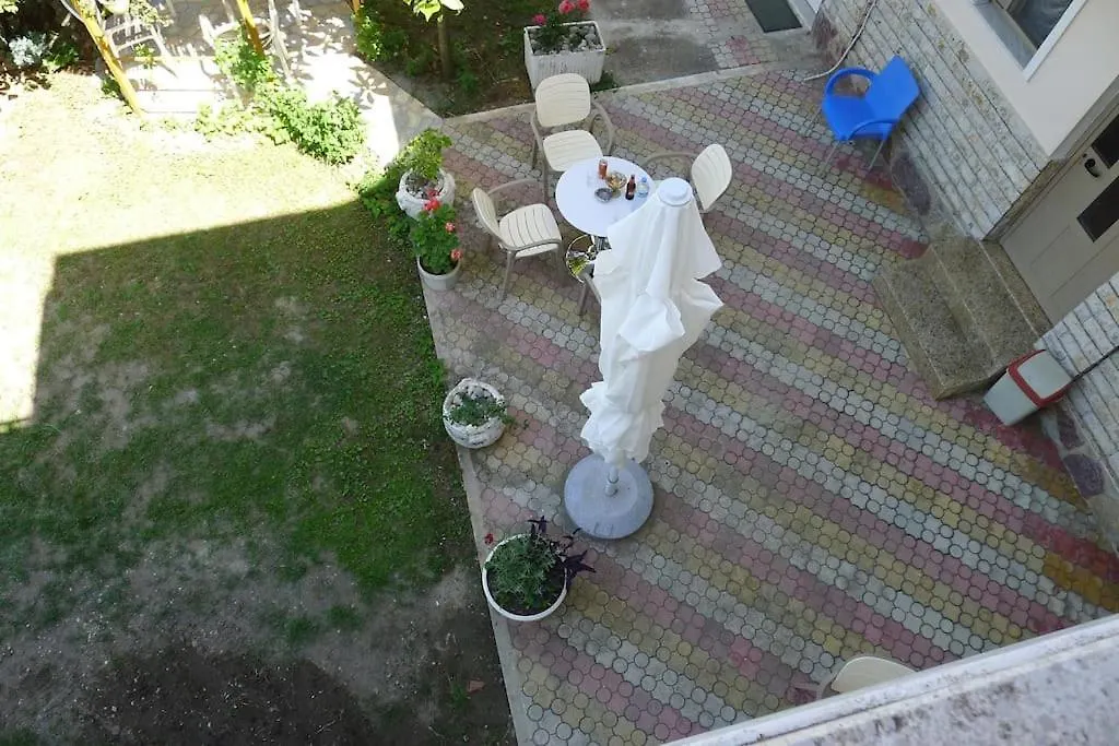 2 Floor Beach House Perfect For Large Groups Velipoje Holiday home