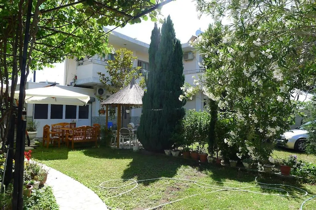 2 Floor Beach House Perfect For Large Groups Velipoje Holiday home
